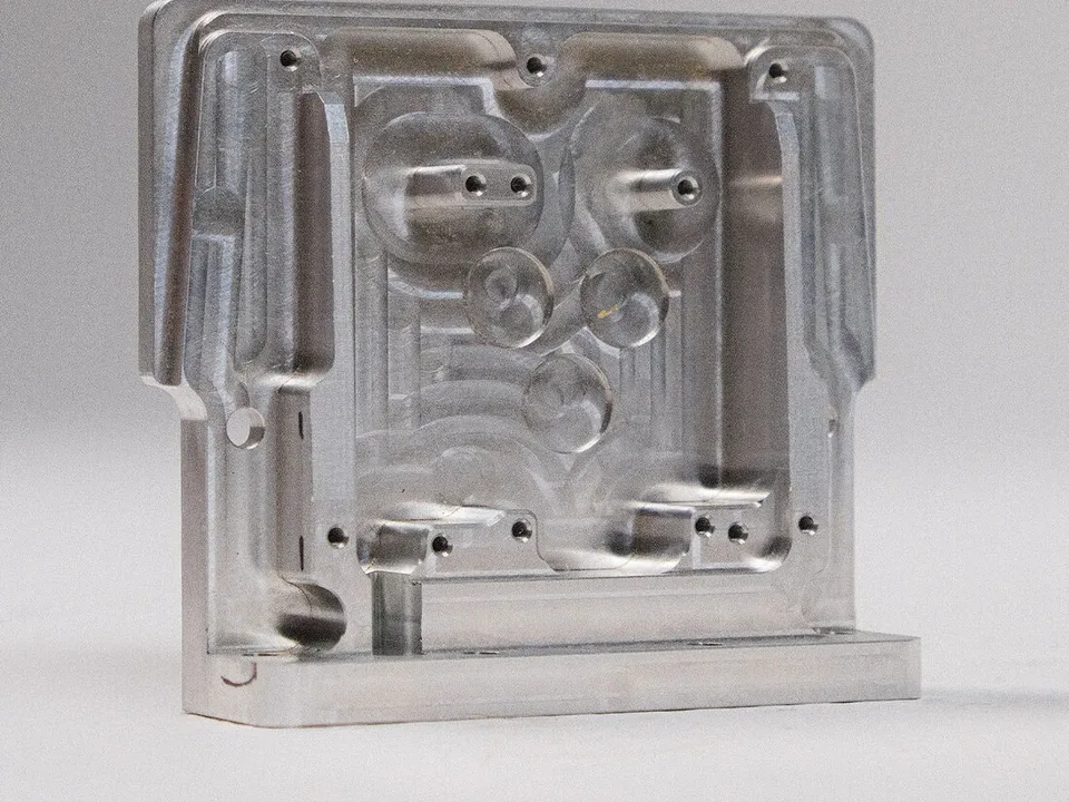 Coolant manifold